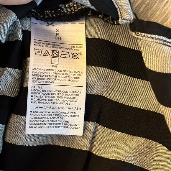 Old Navy top - Picture 4 of 5